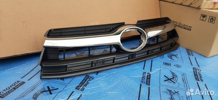 Решетка радиатора Toyota Highlander 14-17