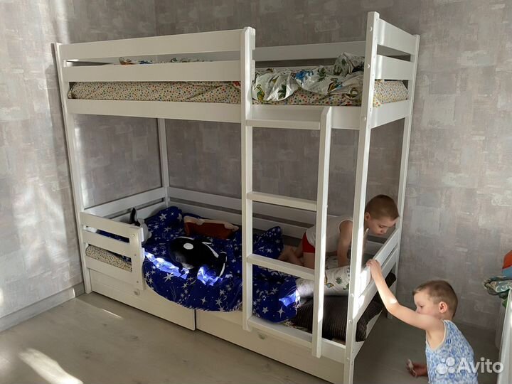 Двухъярусная кровать