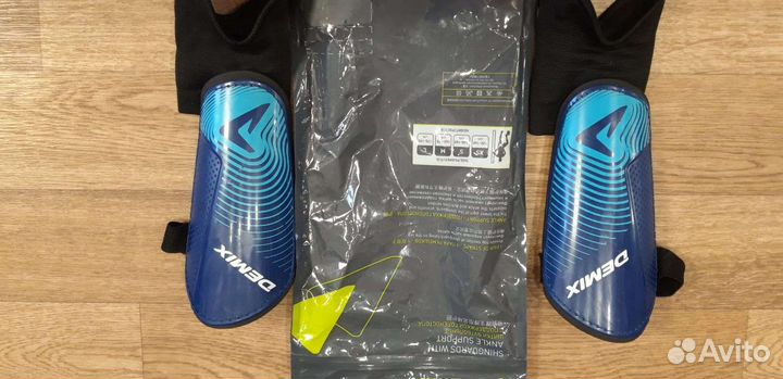 Щитки футбольные Demix