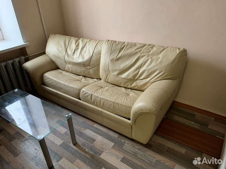 Кожаный диван