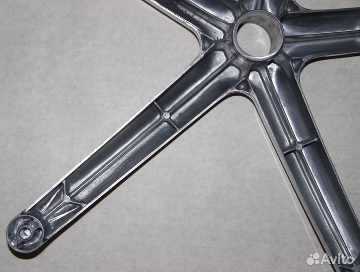 Литая крестовина для огромного кресла