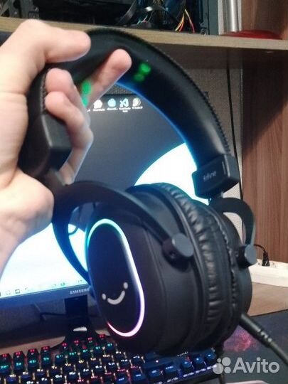 Игровой компьютер с монитором и клавиатурой