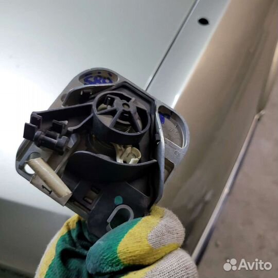 Замок багажника с ключем на вольво s80 2007г