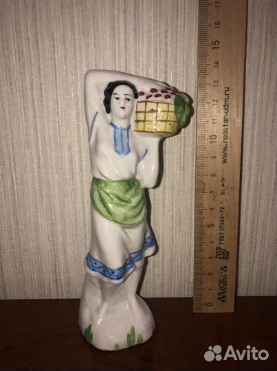 Девушка с корзиной винограда Фарфор Бронницы