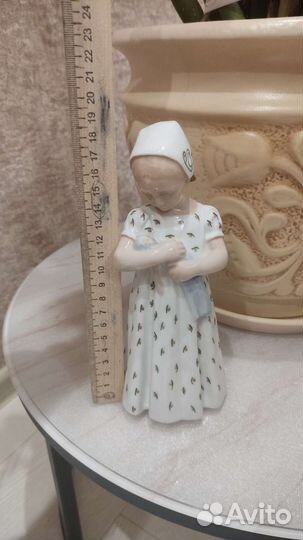 Статуэтка Девочка с куклой. Дания