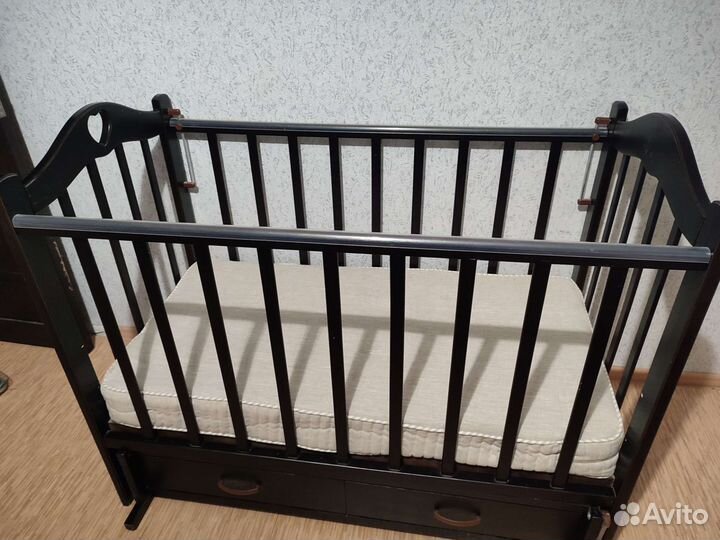 Детская кроватка с маятником