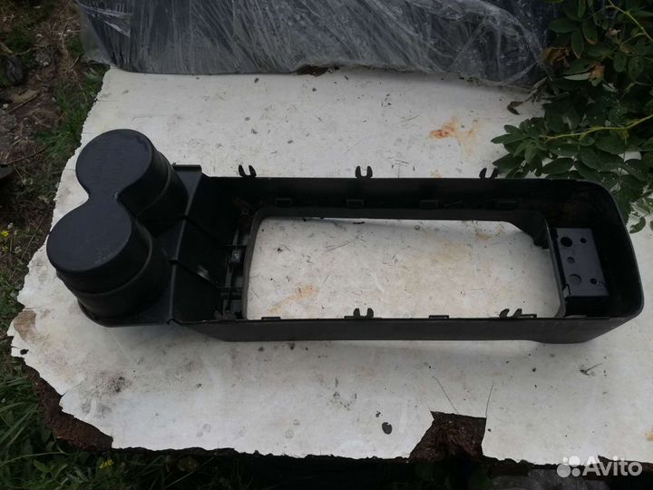 Пластик консоли Мазда CX-7