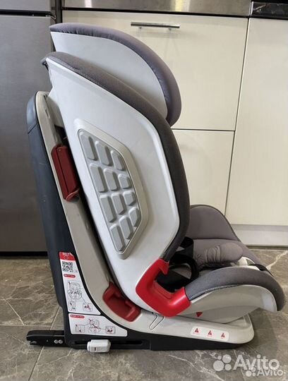 Автомобильное кресло chicco