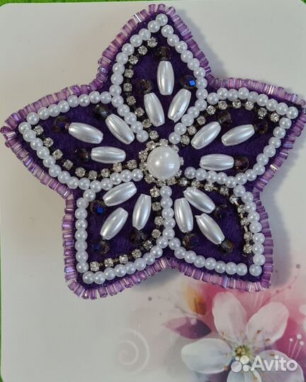 Брошь ручной работы из бисера