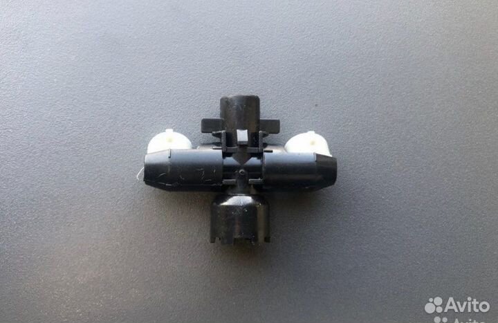 Крепёж форсунки крышки омывателя фар Subaru Mazda