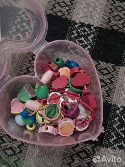 Деревянные бусы с деревянной иголочкой