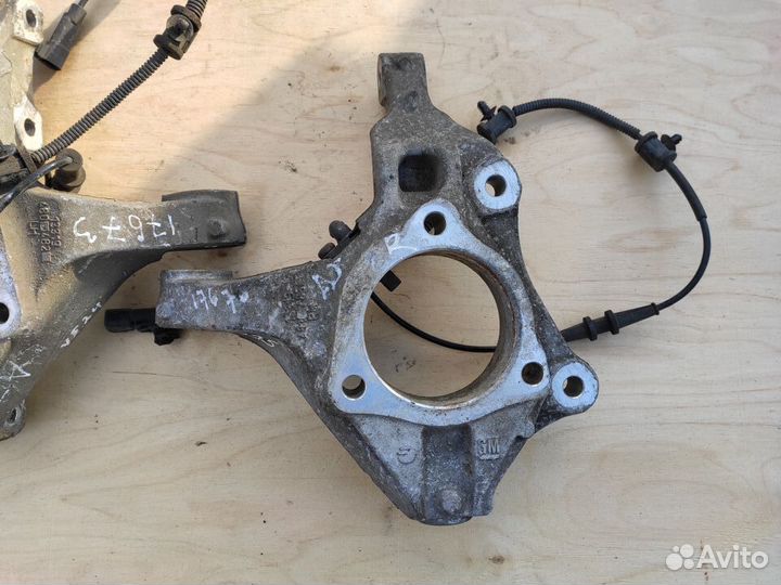 Кулак поворотный 1.3 1.4 1.6 Opel Astra J