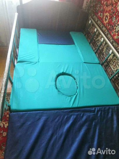 Медицинская кровать для лежачих со штангой и горшк