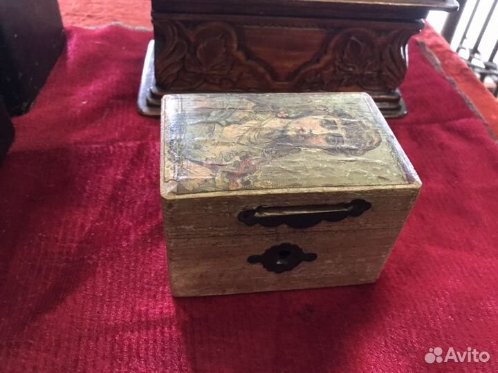 Шкатулки резные