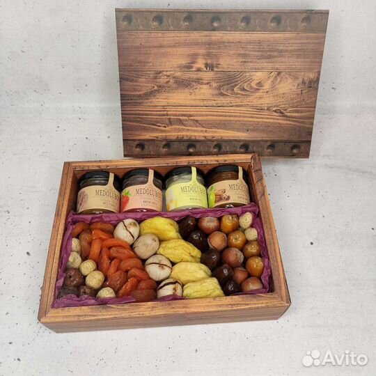 Подарочный набор с орехами, сухофруктами и медом