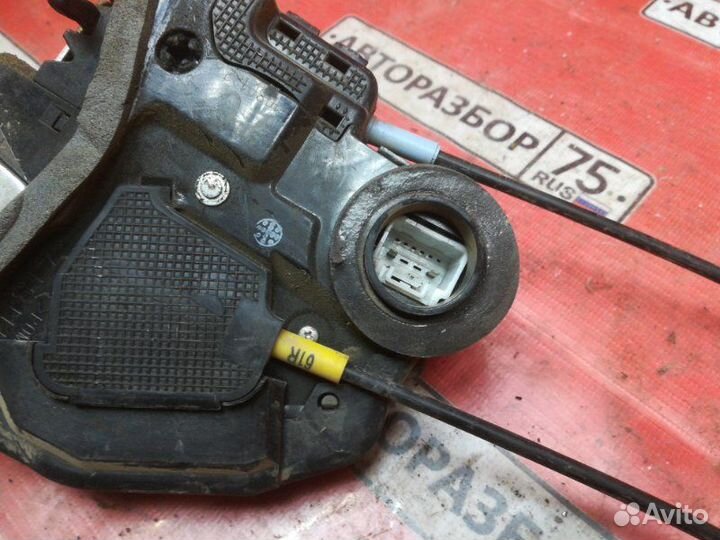 Замок двери задний правый Toyota Corolla Axio