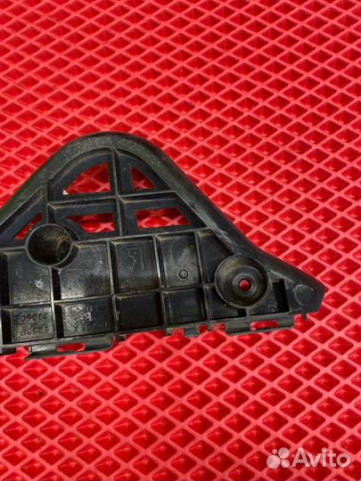 Крепление бампера переднее левое Toyota Camry