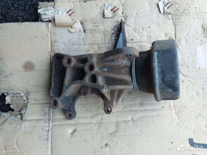 Продам подушку двигателя с кронштейном