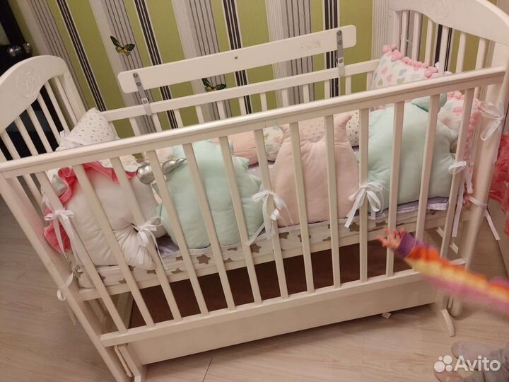 Детская кроватка с маятником и ящиком