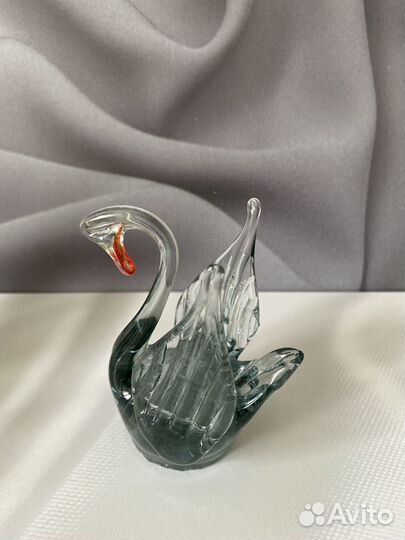 Лебедь и гуси из цветного стекла