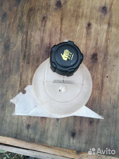 Расширительный бачок на Ниссан Альмера