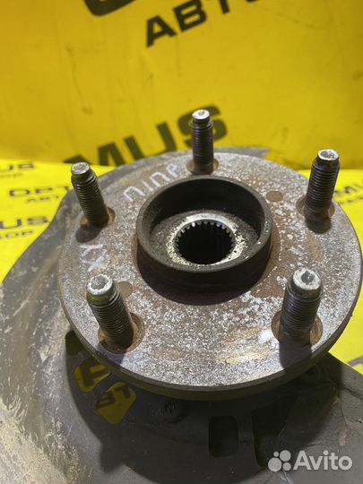 Поворотный кулак правый Toyota Voxy