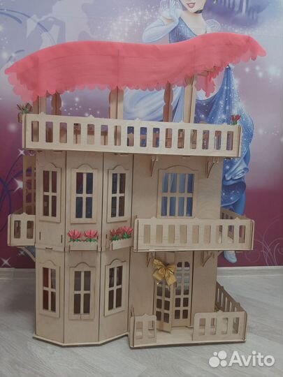 Большой кукольный домик с мебелью