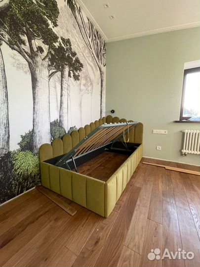 Детская кровать с мягкой спинкой