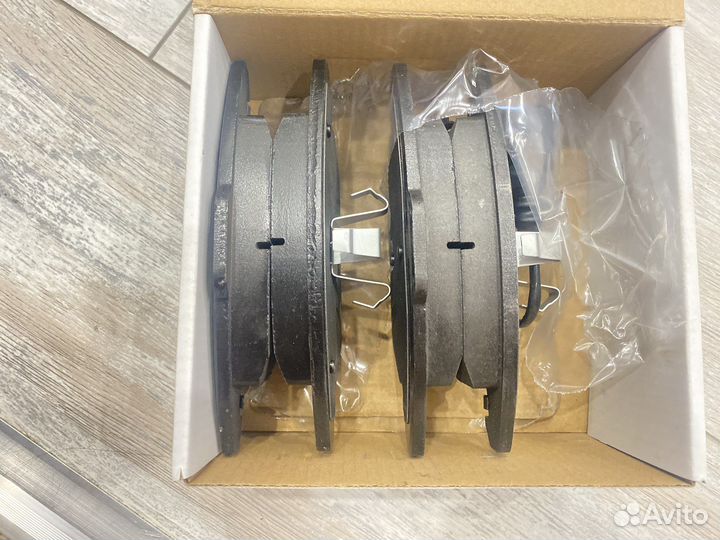 Колодки тормозные передние с датчиками