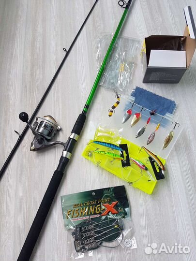 Спиннинг с катушкой и приманки