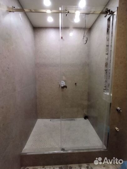 Стеклянная шторка для душевой