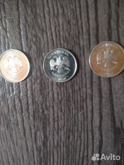 Монета 1 рубль с буквой р