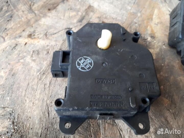 Моторчик привода заслонок отопителя Lexus IS 250