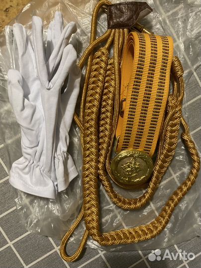 Аксельбант, ремень и перчатки белые