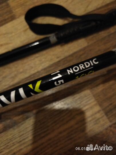 Лыжные палки и лыжные ботинки