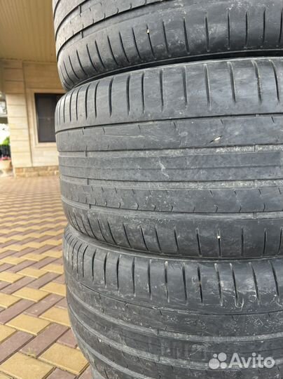 Pirelli P Zero Luxury Saloon 275/40 R21 и 315/35 R21 107Y