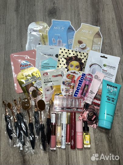 Бронь 2 Набора косметики пакетом новое и бу