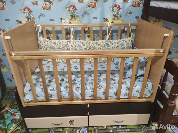 Детская кроватка с маятником и ящиками