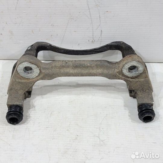 Скоба суппорта Skoda Octavia A7 передний