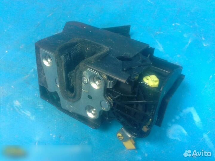 Замок двери передней левой Renault Sandero 2014