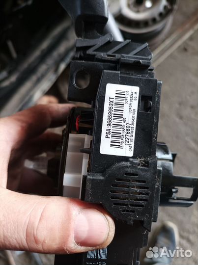 Подрулевой переключатель Peugeot 308С дефектом