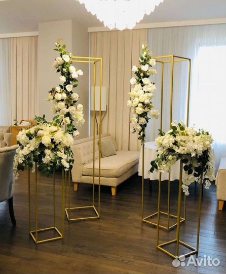 Стойки с цветами