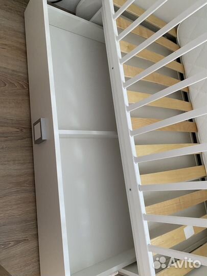 Кроватка для новорожденных с маятником