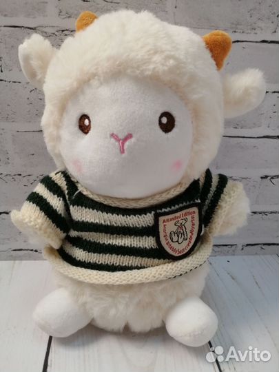 Маленький плюшевый барашек, в одежде 25 см