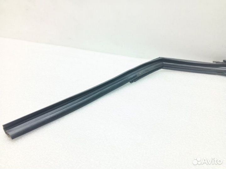 Уплотнитель стекла двери задний правый Audi Q5 FY