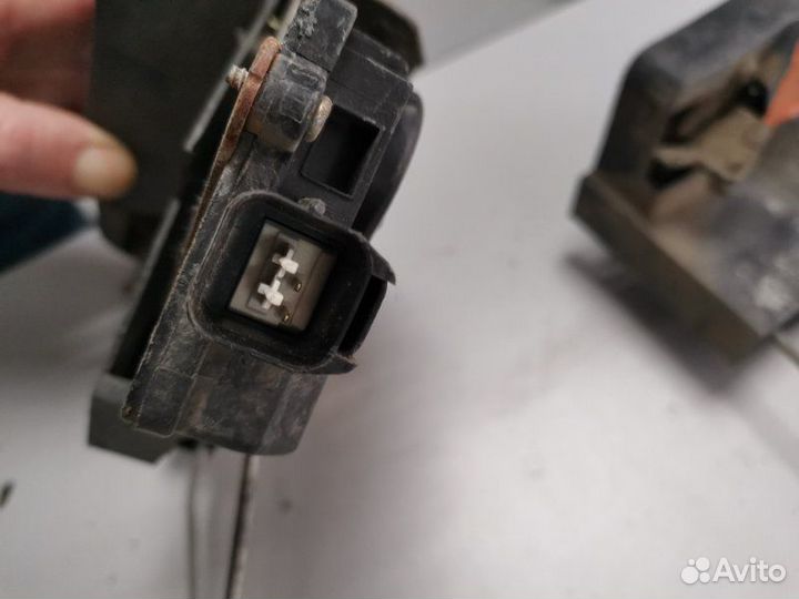 Замок боковой двери задний левый Kia Rio 1 седан