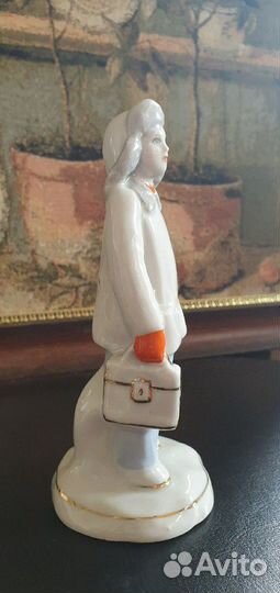 Статуэтка фарфоровая школьник Дулево