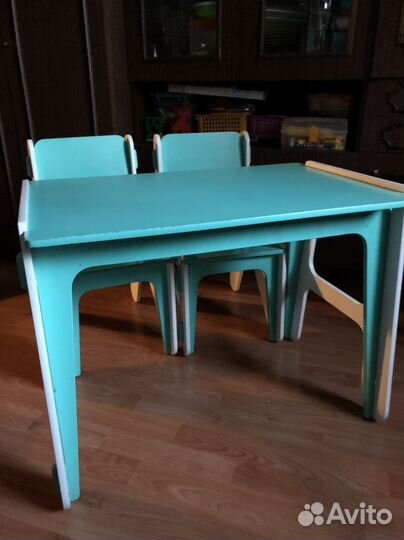 Детский стол и 2 стула