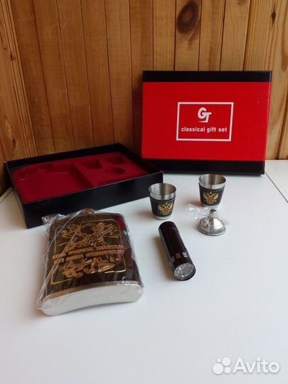 Набор фляжка с рюмками