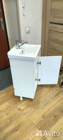 Продам раковину с тумбой